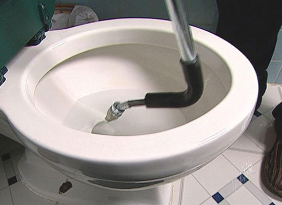 در آوردن اشیا از چاه توالت - خدمات لوله بازکنی و چاه بازکنی در تمامی مناطق  استان البرز کرج